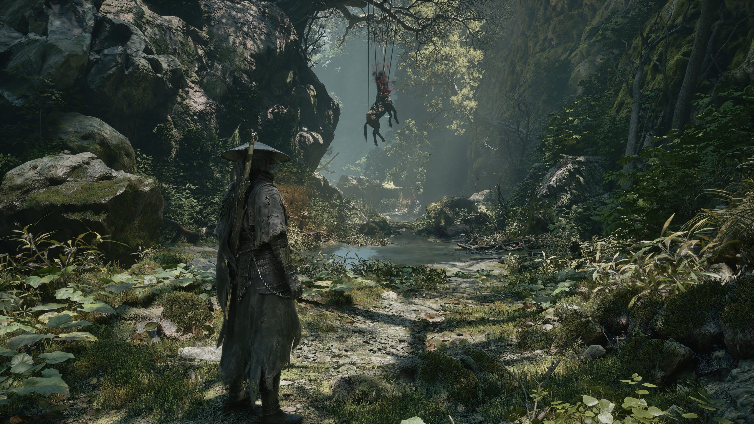 Un personnage observe une créature suspendue dans les airs dans une forêt dense de Phantom Blade Zero.