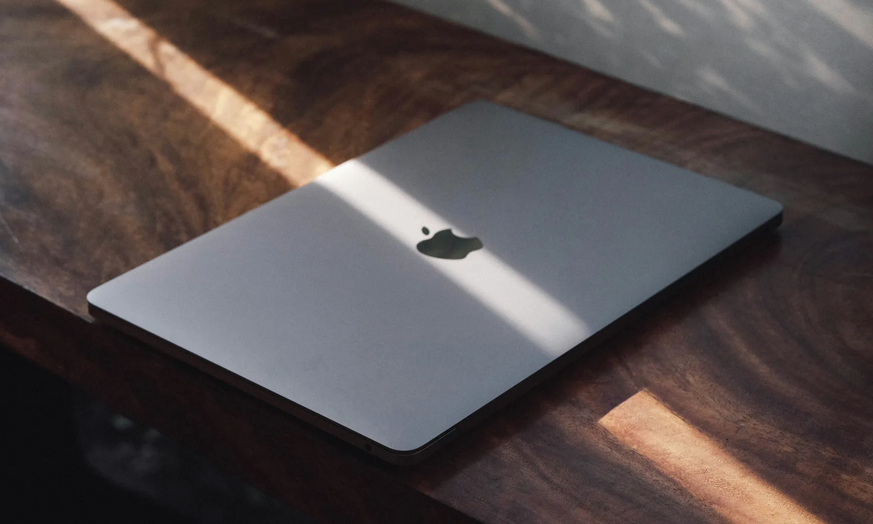 Apple MacBook Air Pro logo sunlight