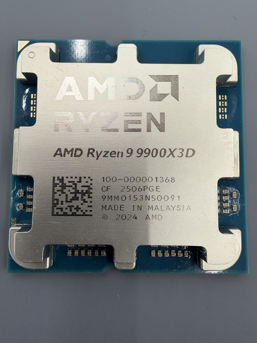 Un processeur AMD Ryzen 9 9900X3D avec des gravures suspectes sur le capot métallique.