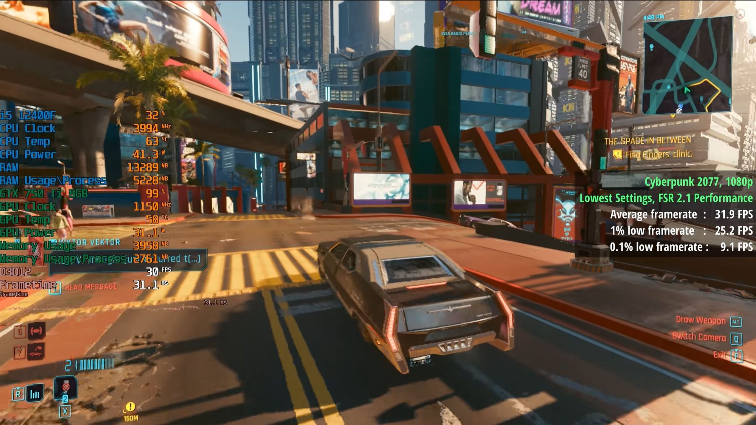 Une voiture roule dans une ville futuriste dans 'Cyberpunk 2077', les statistiques montrent un CPU Intel i5 12400F, un GPU GTX 750 Ti, avec une moyenne de 31.9 FPS.