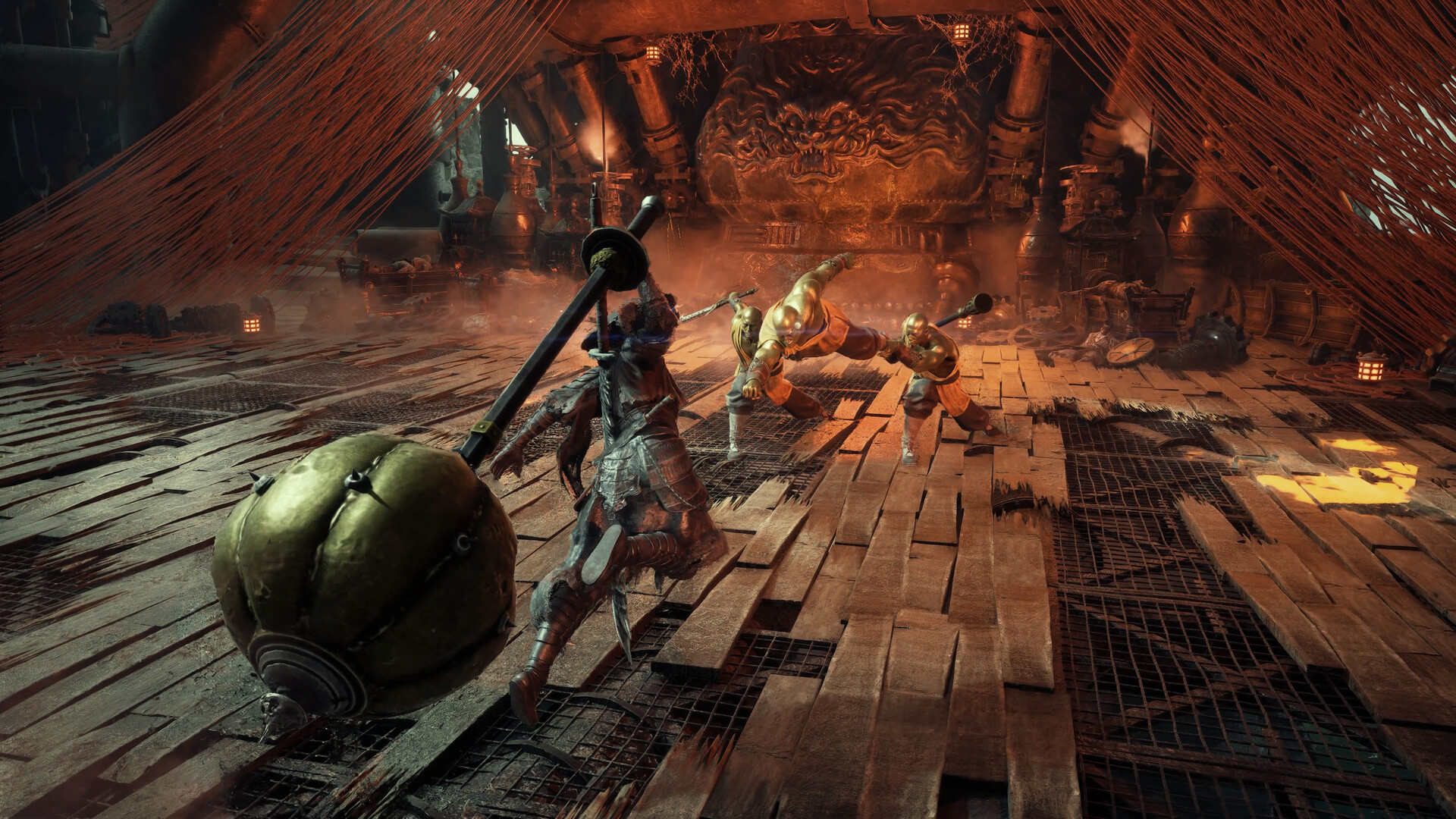 Un personnage armé affronte deux ennemis dorés dans un décor industriel dans Phantom Blade Zero.