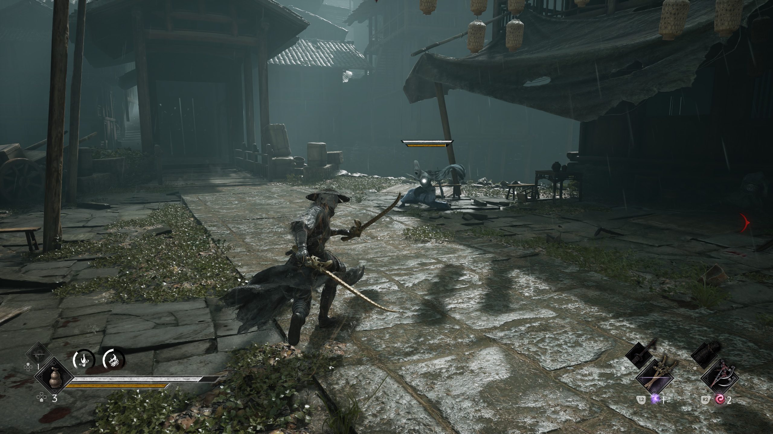 Un personnage de Phantom Blade Zero combat un ennemi dans une rue pluvieuse, avec des éléments d'interface visibles en bas de l'écran.