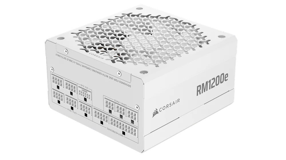 Une alimentation Corsair RM1200e blanche avec les connecteurs de câbles visibles sur le côté.
