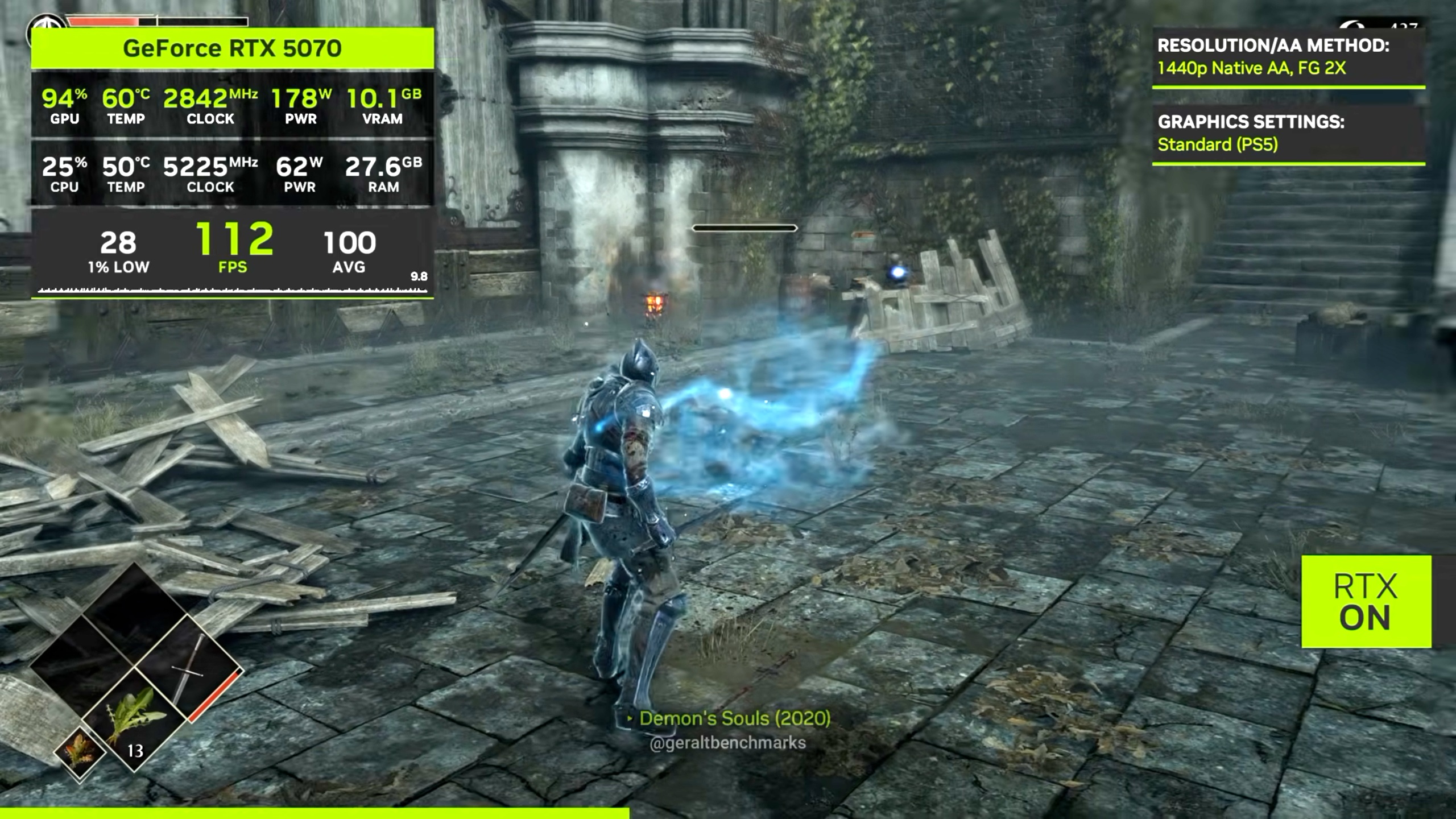 Une scène de gameplay de Demon's Souls (2020) montre un chevalier avec une énergie bleue, utilisant une GeForce RTX 5070, avec des statistiques de performance affichant '112 FPS' en '1440p Native AA'.