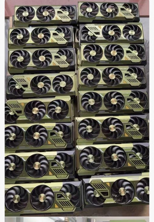 Plusieurs cartes graphiques NVIDIA GeForce empilées en rangées, avec des designs à deux ventilateurs et la mention 'GEFORCE' visible sur les boîtes.