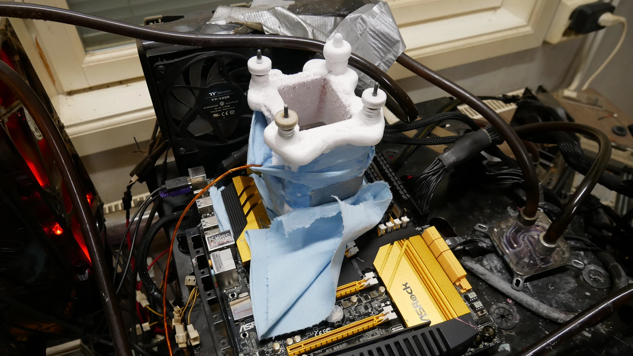 Configuration avec une carte mère ASRock et un système de refroidissement à azote liquide personnalisé.