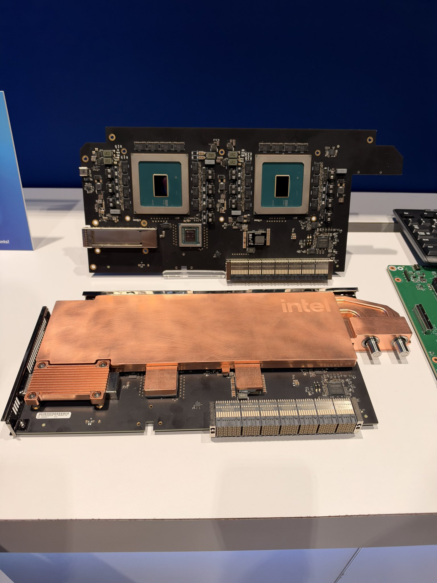 Un prototype de carte Intel avec deux puces et un radiateur en cuivre posé sur une table.