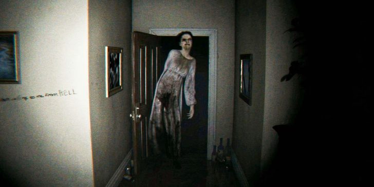 Une silhouette fantomatique se tient dans un couloir sombre du jeu P.T., avec les mots 'from HELL' visibles sur le mur.