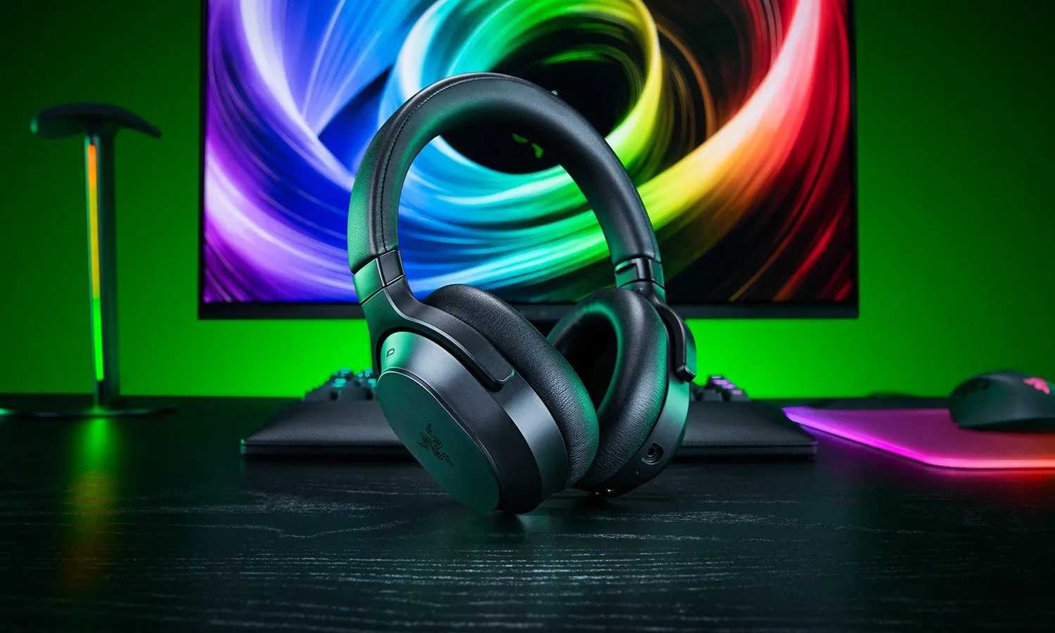 Casques Razer Barracuda V2 Pro posés sur une table devant un écran d'ordinateur