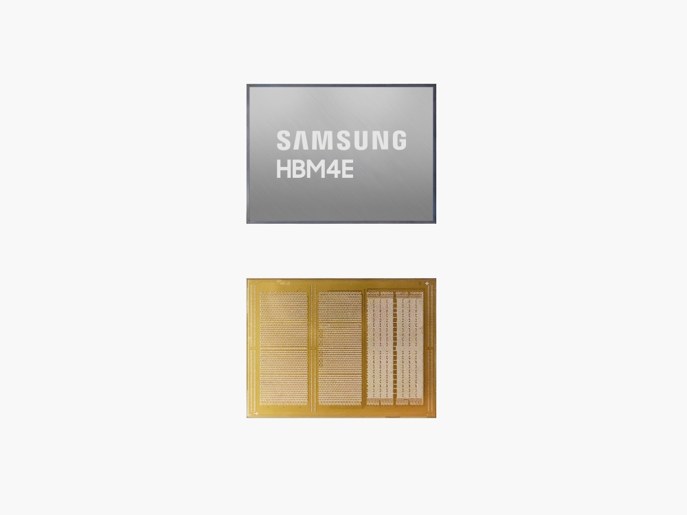Une puce mémoire Samsung HBM4E est présentée avec son boîtier métallique au-dessus d'une carte électronique.