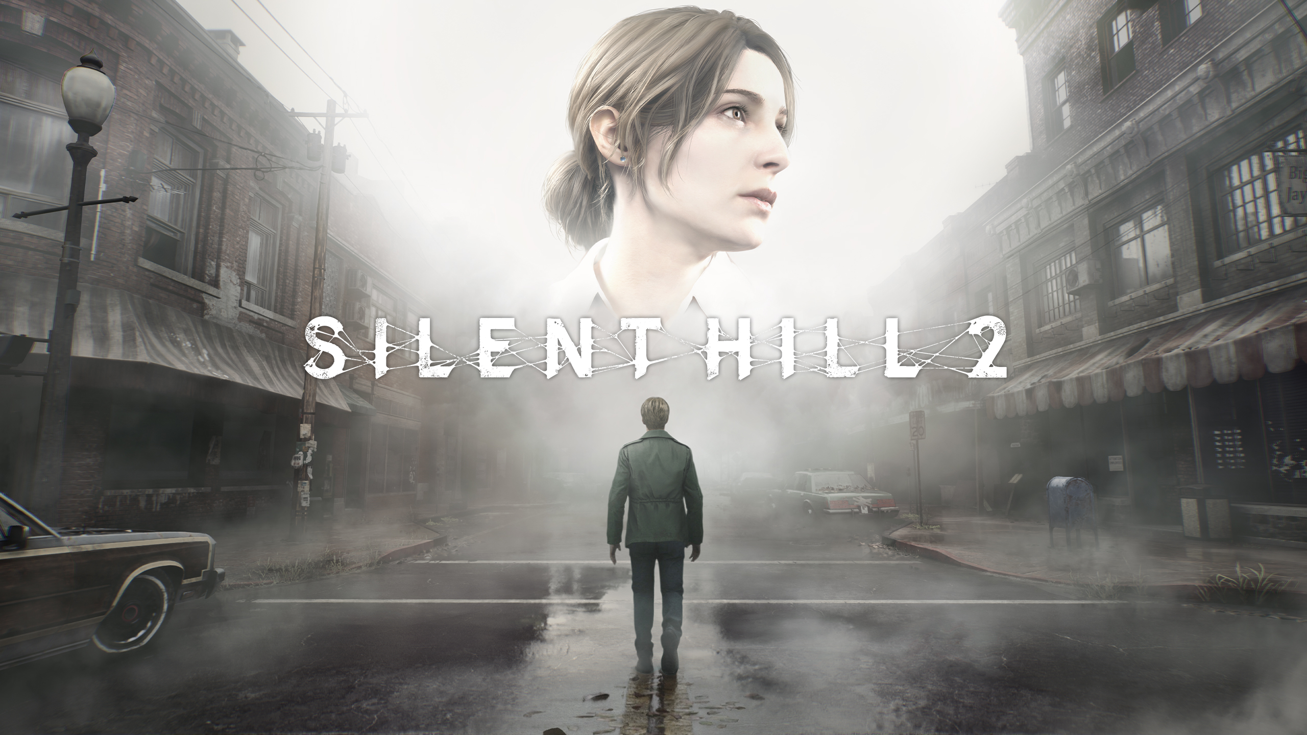 Une scène brumeuse de Silent Hill 2 montre une rue avec une personne dos à la caméra et un grand portrait de femme au-dessus d’elle.